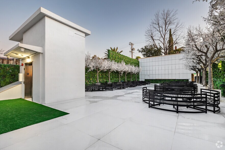 More Photos Of 11150 Ventura Blvd, Studio City Restaurant For Sale