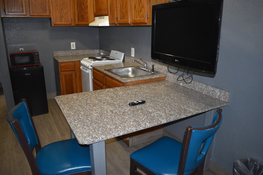 More Photos Of 321 N Mustang Rd, Yukon Hotel For Sale