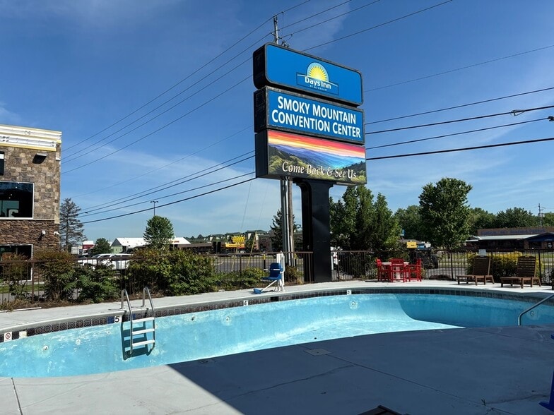 More Photos Of 4010 Parkway, Pigeon Forge Hotel For Sale