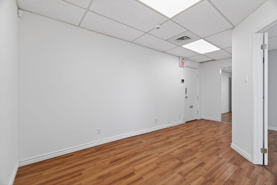 More Photos Of 256-260 Church St, Oakville Storefront Retail Office For Lease