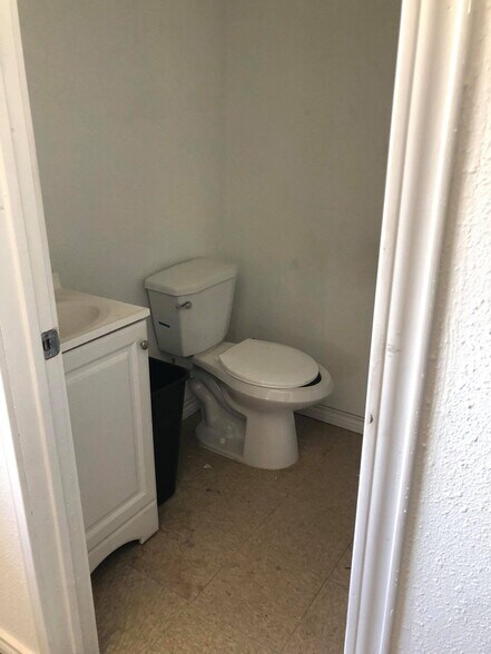 More Photos Of 12440 US Hwy 181 S, San Antonio Flex For Sale