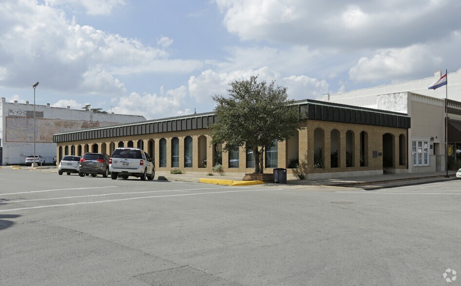 Primary Photo Of 119 S Main St, Lockhart Office For Lease