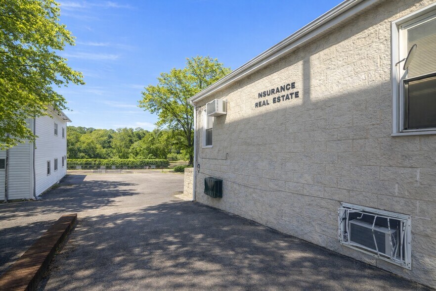 More Photos Of 557 N Macquesten Pky, Mount Vernon Office Residential For Sale