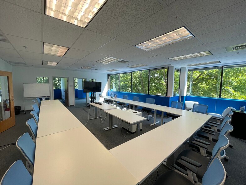 More Photos Of 10 Executive Dr, Farmington Office For Lease