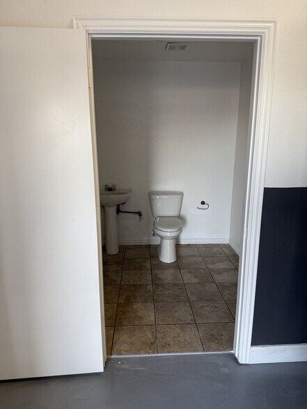 More Photos Of 2617 W Blue Mound Rd, Haslet Warehouse For Lease