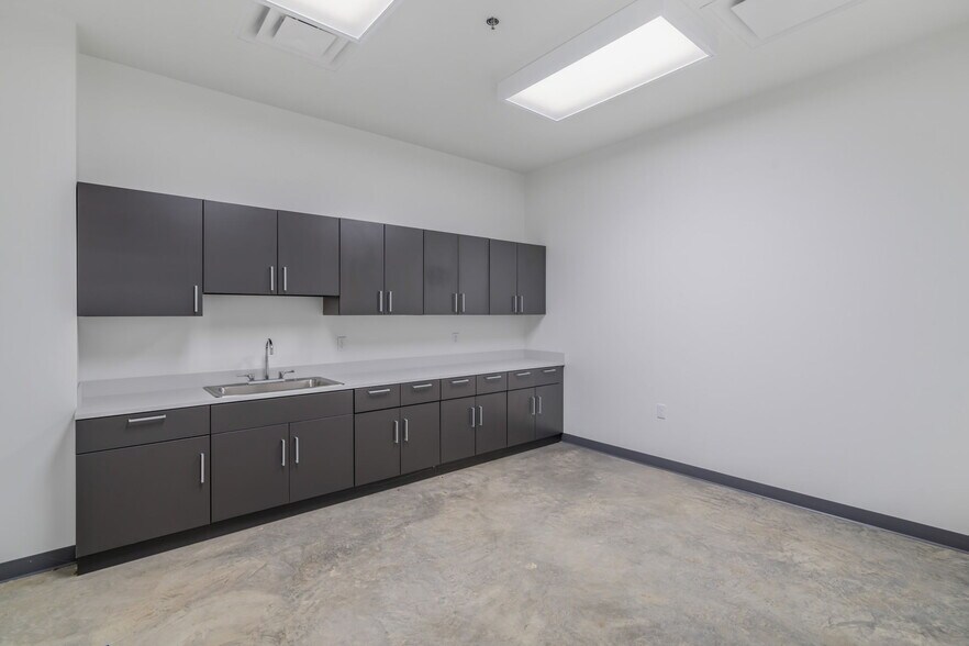 More Photos Of 1295 Huntington Park Dr, Loudon Warehouse For Lease