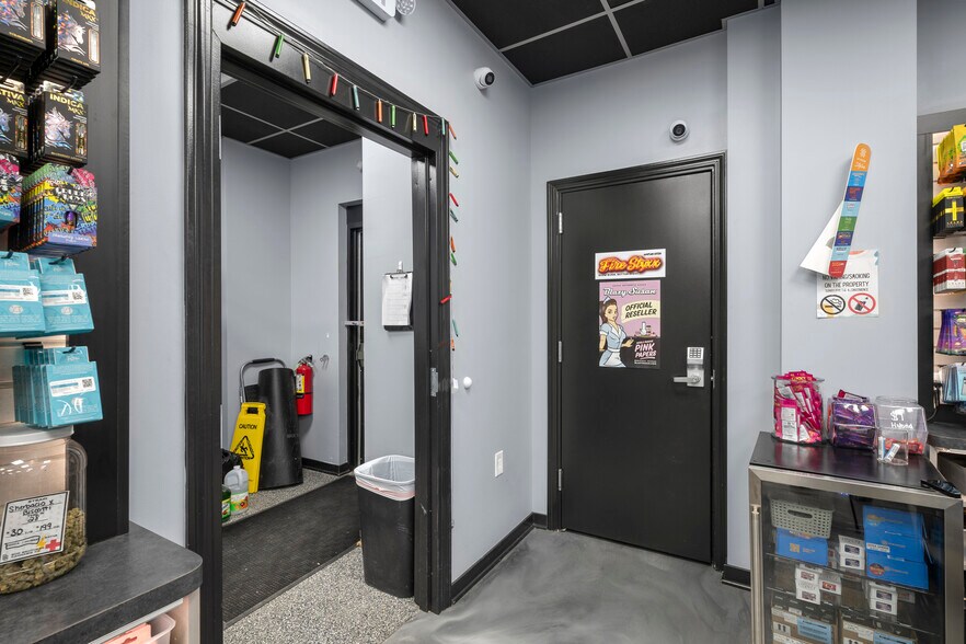 More Photos Of 411 Lafayette Ave, Bay City Fast Food For Sale