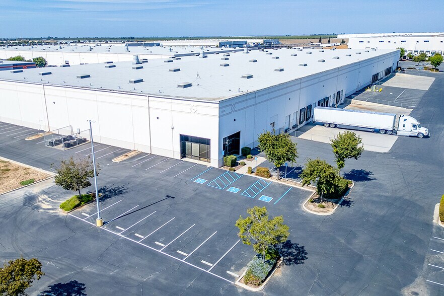 More Photos Of 2247 N Plaza Dr, Visalia Distribution For Lease
