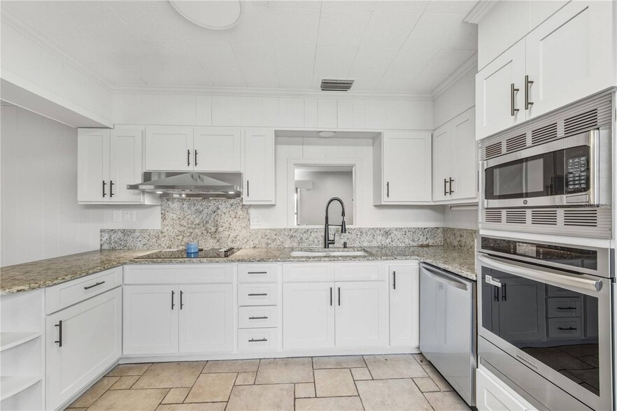 More Photos Of 274 W Kings Hwy, Center Hill Flex For Sale