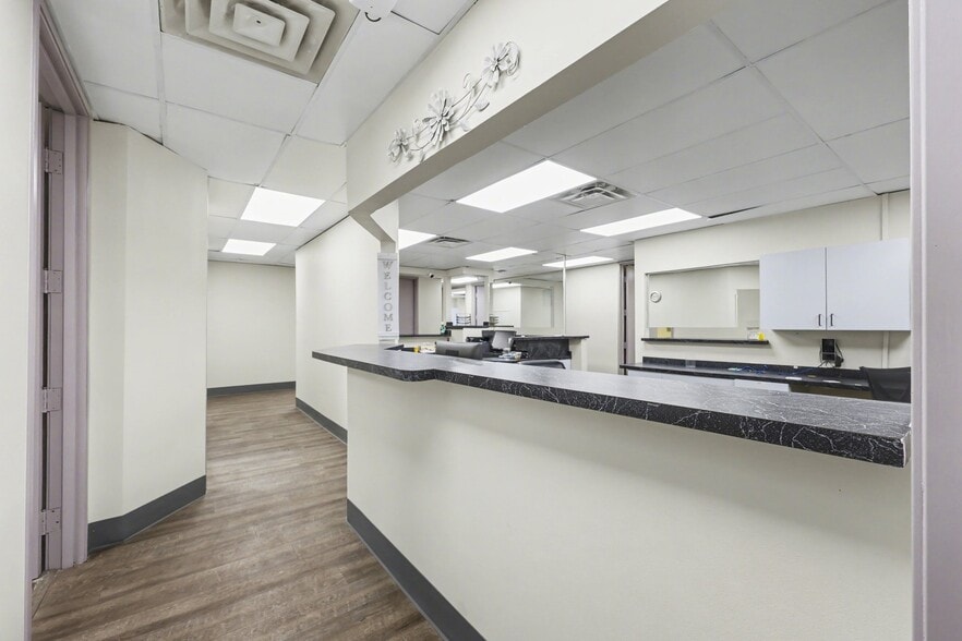 More Photos Of 30000 Orchard Lake Rd, Farmington Medical For Lease