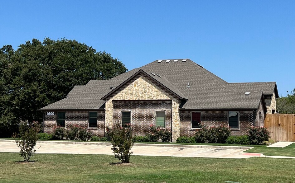 More Photos Of 1600 Creekstone Ct, Seagoville Healthcare For Sale