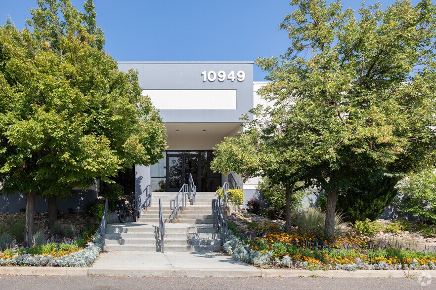 More Photos Of 10949 E Peakview Ave, Englewood Manufacturing For Lease