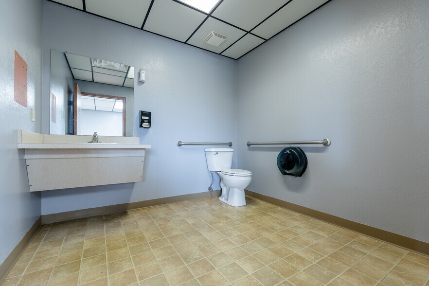 More Photos Of 1415 Watts St, Sayre Healthcare For Sale