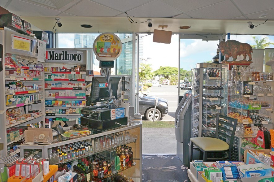 More Photos Of 320 Ward Ave, Honolulu Storefront For Lease