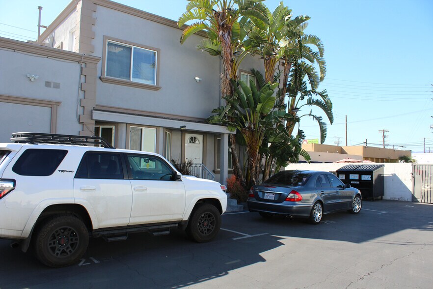 More Photos Of 6944 Reseda Blvd, Reseda Freestanding For Lease