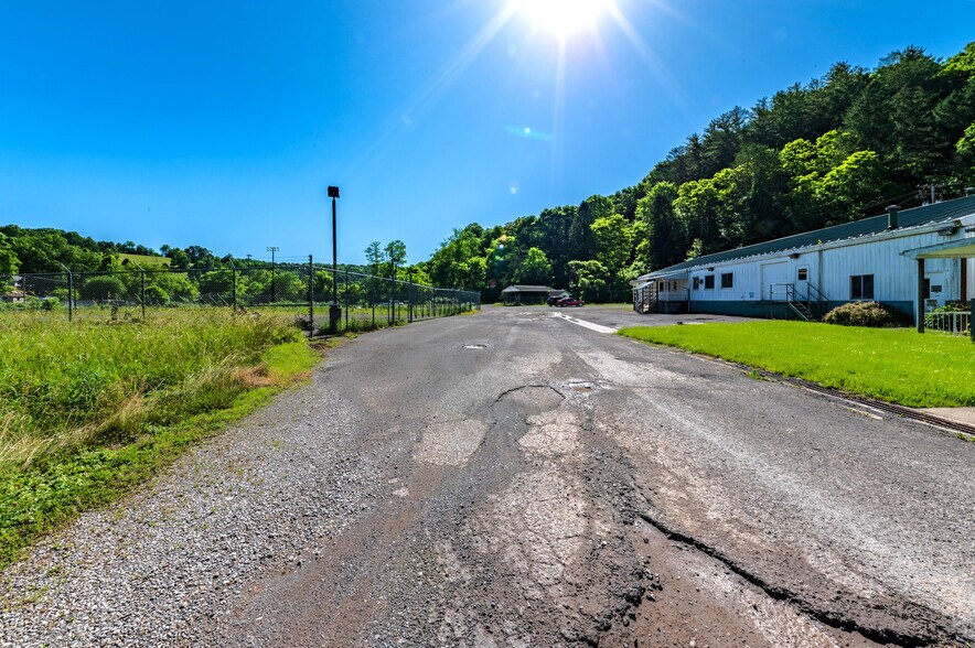 More Photos Of 123 Turkey Run Rd, Salem Distribution For Lease