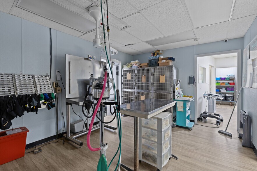 More Photos Of 5915 Belair Rd, Baltimore Veterinarian Kennel For Sale