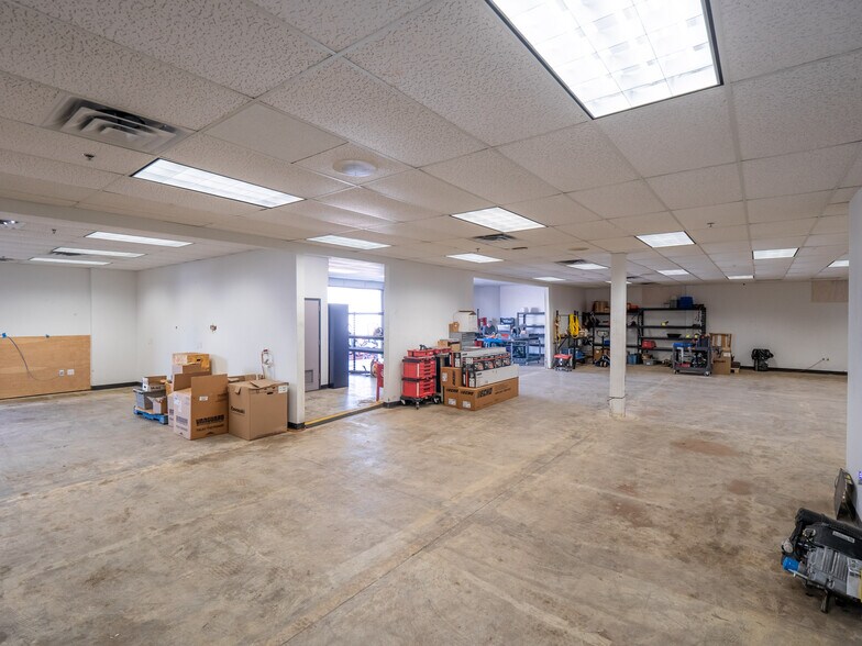 More Photos Of 2914 Montopolis Dr, Austin Light Manufacturing For Lease