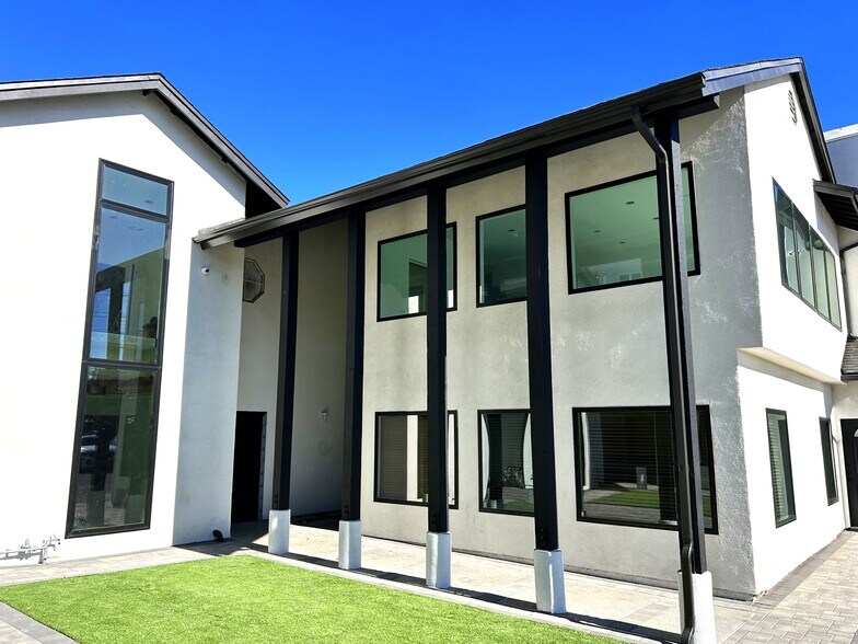 More Photos Of 21107-21115 Vanowen St, Canoga Park Medical For Lease