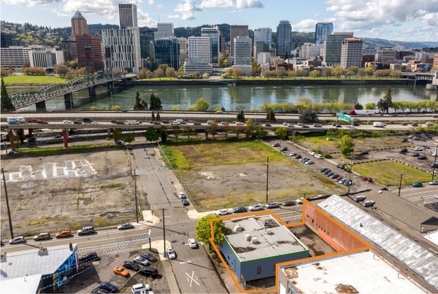 More Photos Of 55 SE Main St, Portland Warehouse For Lease