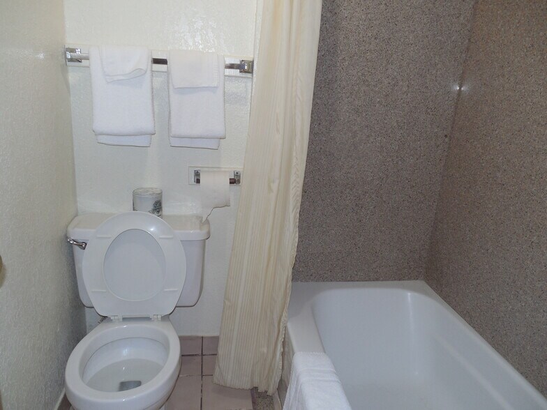 More Photos Of 10226 S 81 Hwy, Waukomis Hotel For Sale