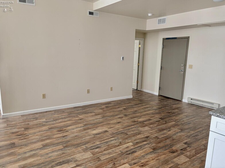 More Photos Of 110 Railroad St, Clyde Restaurant For Sale