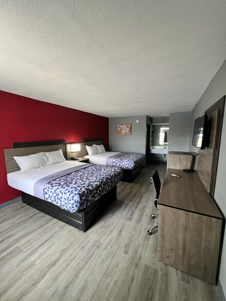 More Photos Of 110 Independence Ave, Kennett Hotel For Sale