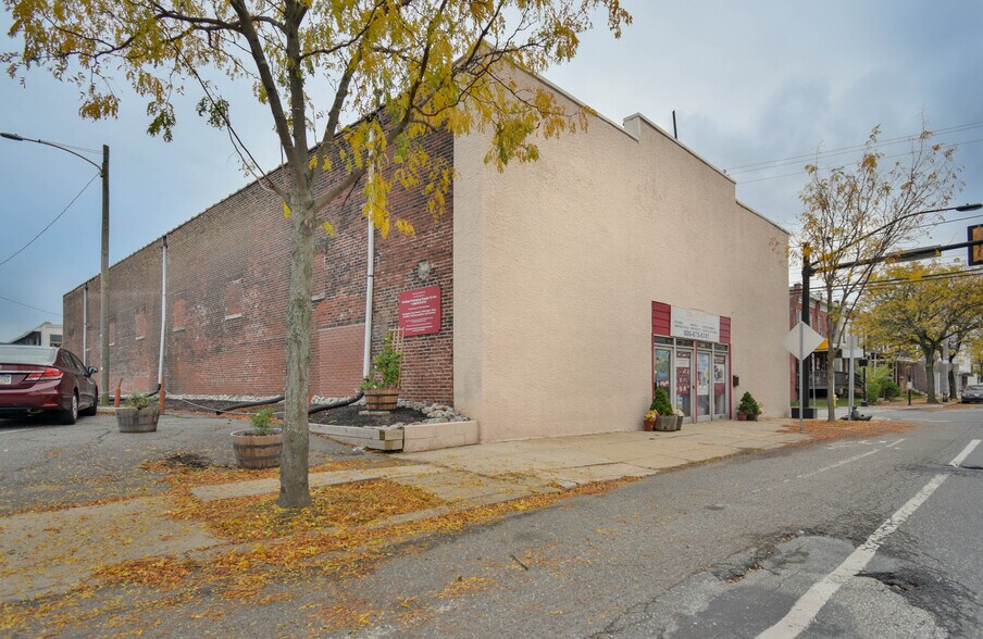 More Photos Of 101 E 10th St, Marcus Hook Light Distribution For Sale