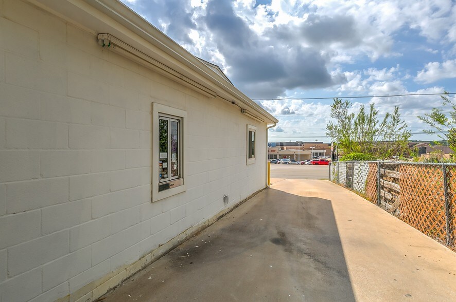 More Photos Of 608 SW Big Bend Trl, Glen Rose Restaurant For Sale