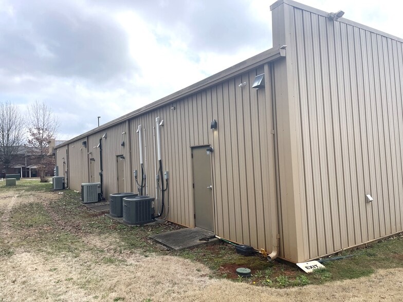 More Photos Of 2055 Blue Spring Rd, Huntsville Storefront Retail Office For Sale