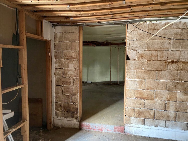 More Photos Of 10 W Main St, Hartford Storefront For Sale