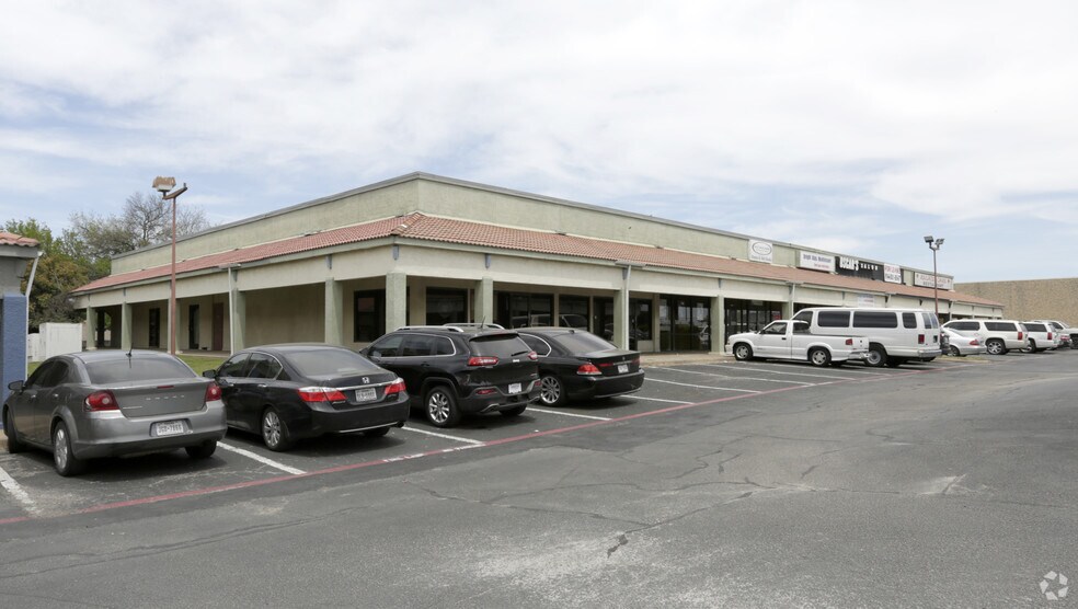 More Photos Of 2825 Valley View Ln, Farmers Branch Storefront For Lease