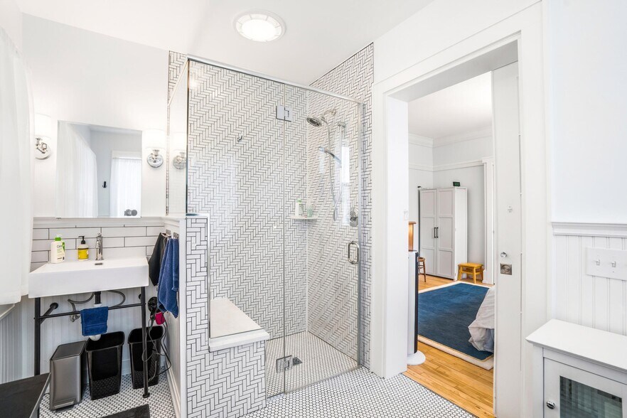 More Photos Of 90 S Main St, Hartford Hospitality For Sale