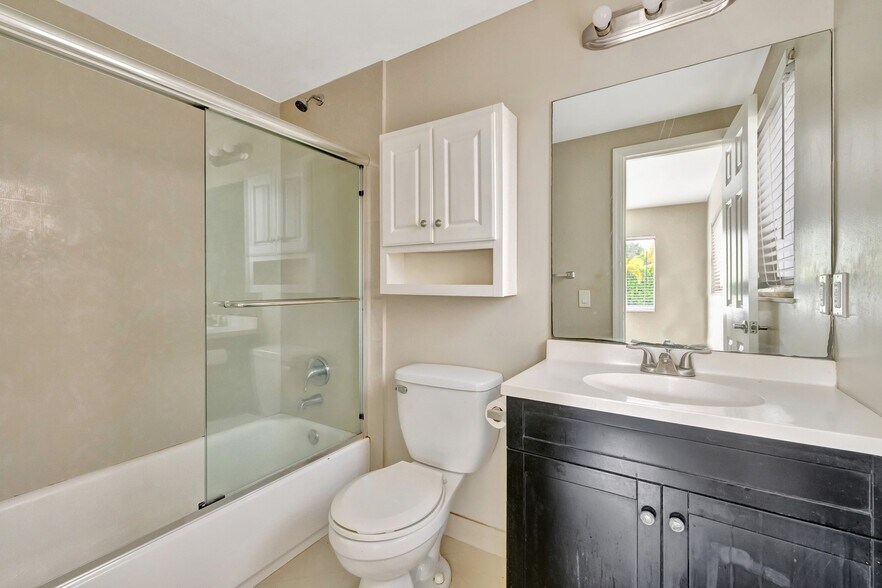 More Photos Of 2901 Middle River Dr, Fort Lauderdale Apartments For Sale