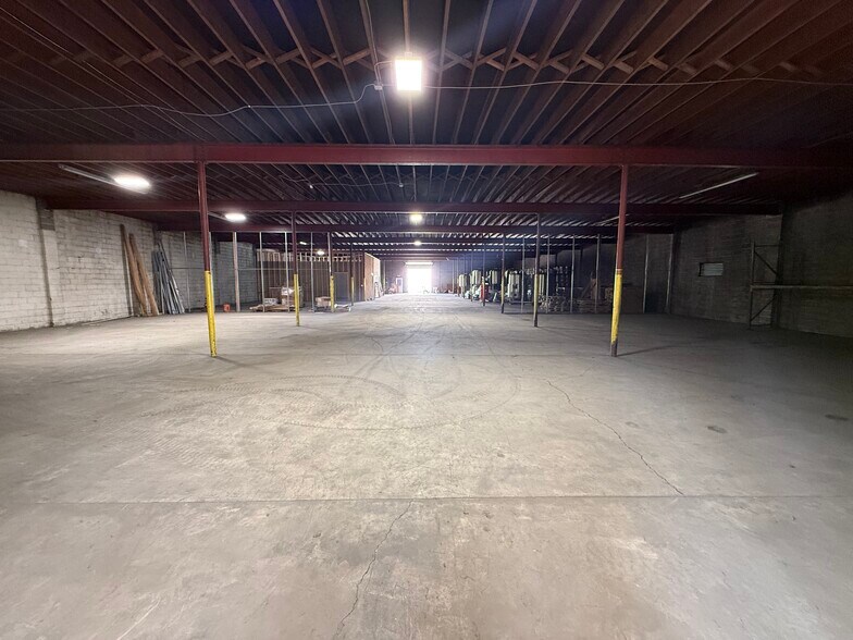 More Photos Of 405 N East St, Carlisle Distribution For Lease