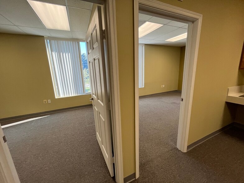 More Photos Of 8982-9050 Hornbaker Rd, Manassas Warehouse For Lease