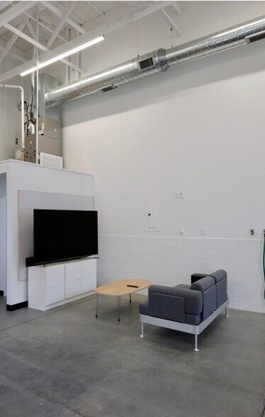 More Photos Of 815 Verhoeks St, Grand Haven Showroom For Sale