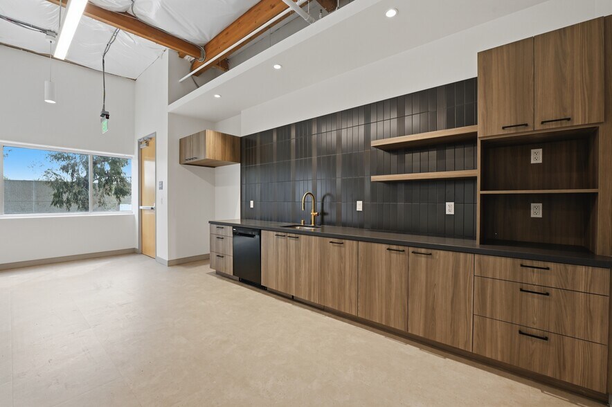 More Photos Of 2231 Rutherford Rd, Carlsbad Office For Lease