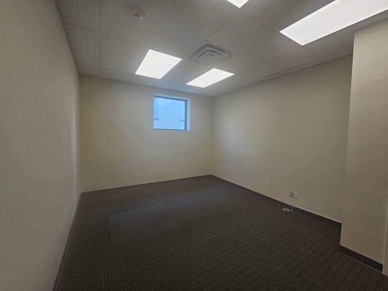 More Photos Of 125 S Wellwood Ave, Lindenhurst Office For Lease