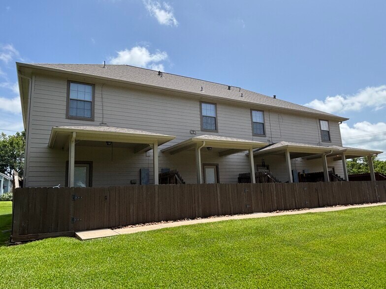 More Photos Of 215 E Luhn St, Bellville Apartments For Sale