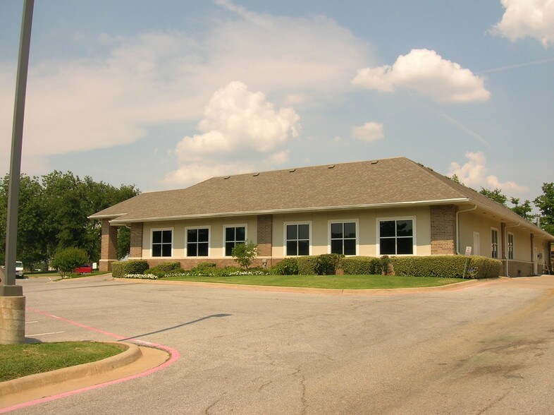 More Photos Of 1220 Reba McEntire Ln, Denison Medical For Sale