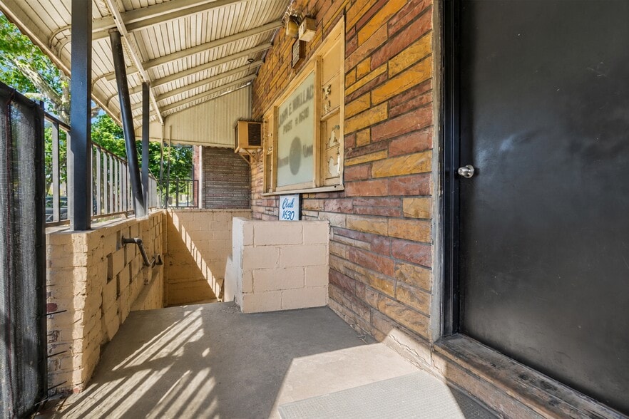 More Photos Of 5224 35th St, Long Island City Light Distribution For Sale