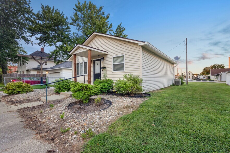 More Photos Of 116 S Franklin St, Brazil General Retail For Sale