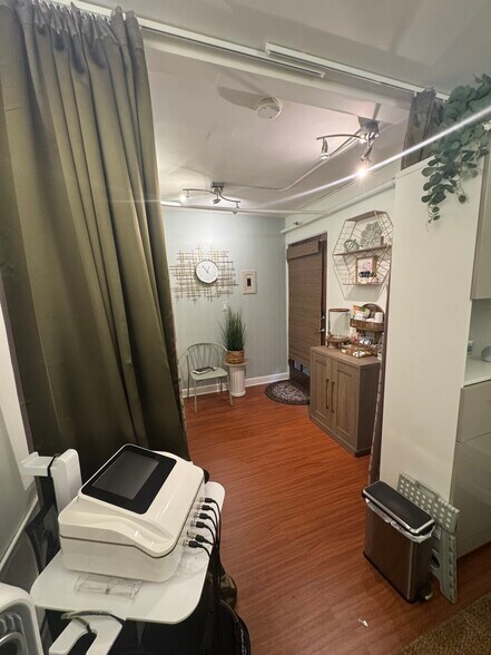 More Photos Of 25 S Washington St, Naperville Storefront For Lease