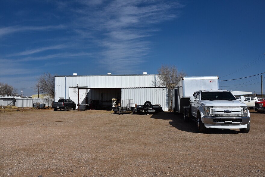 More Photos Of 1700 Dakota Ave, Midland Industrial For Lease