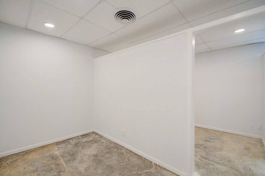 More Photos Of 7002 Bissell Rd, Manvel Manufacturing For Sale