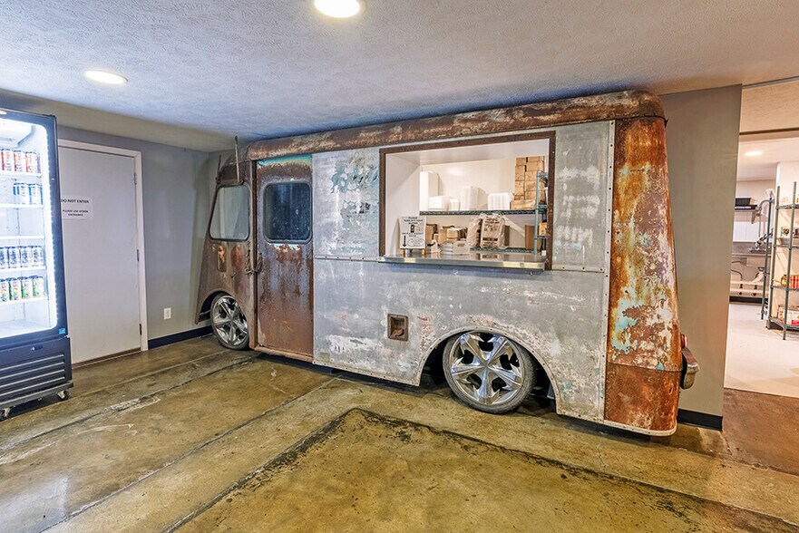 More Photos Of 18967 N US Highway 51, Elkville Mixed Retail For Sale