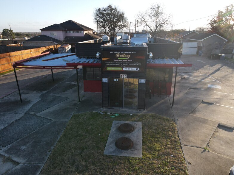 More Photos Of 122 S Hampton Rd, DeSoto Freestanding For Sale