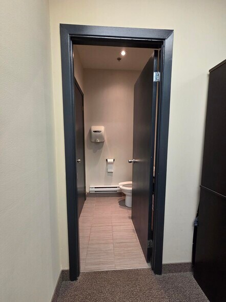More Photos Of 4360 Ch de la Côte-de-Liesse, Mt Royal Showroom For Lease