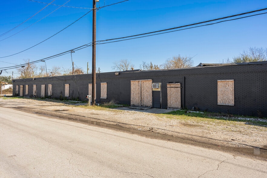 Primary Photo Of 933 Harbor, Houston Apartments For Sale